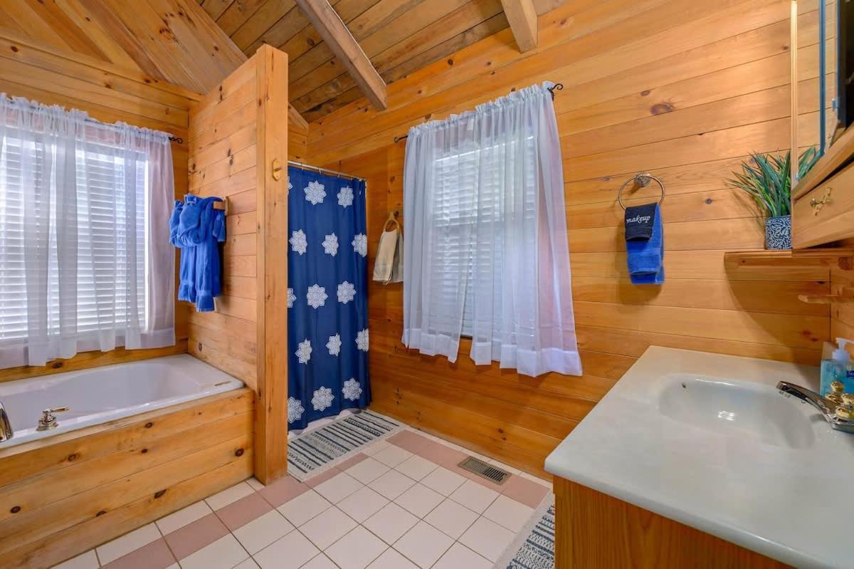 Beautiful View! Log Cabin,Fireplace,Hot Tub,Arcade,Pool,Fishing เซอเวียร์วีล ภายนอก รูปภาพ