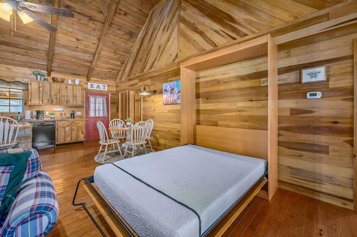 Beautiful View! Log Cabin,Fireplace,Hot Tub,Arcade,Pool,Fishing เซอเวียร์วีล ภายนอก รูปภาพ