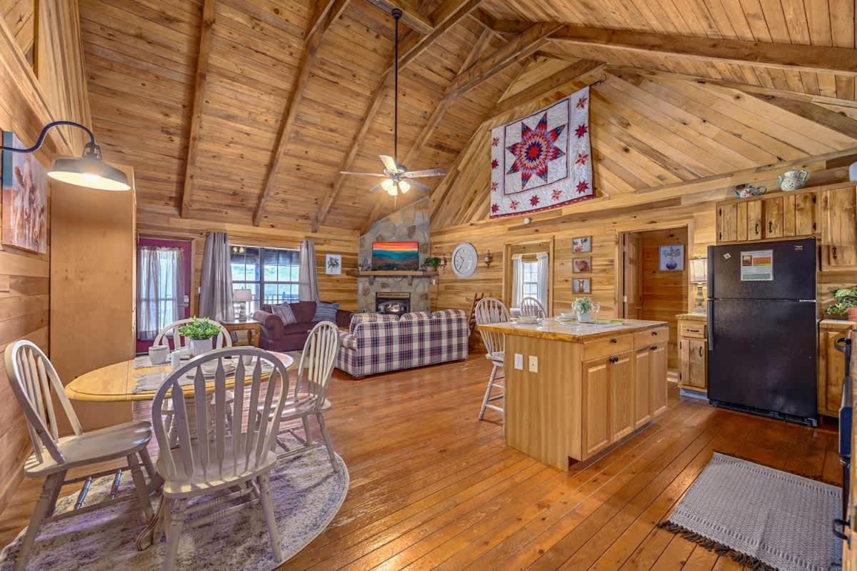 Beautiful View! Log Cabin,Fireplace,Hot Tub,Arcade,Pool,Fishing เซอเวียร์วีล ภายนอก รูปภาพ
