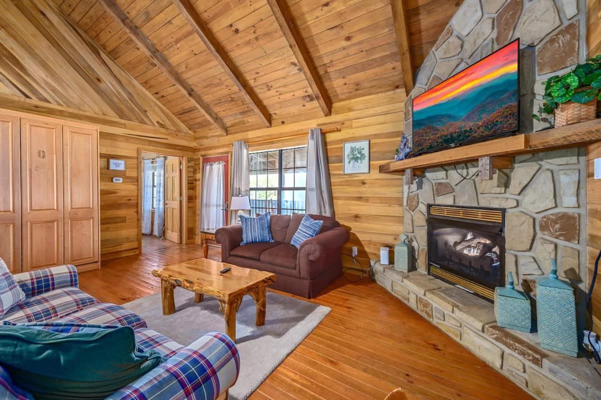 Beautiful View! Log Cabin,Fireplace,Hot Tub,Arcade,Pool,Fishing เซอเวียร์วีล ภายนอก รูปภาพ
